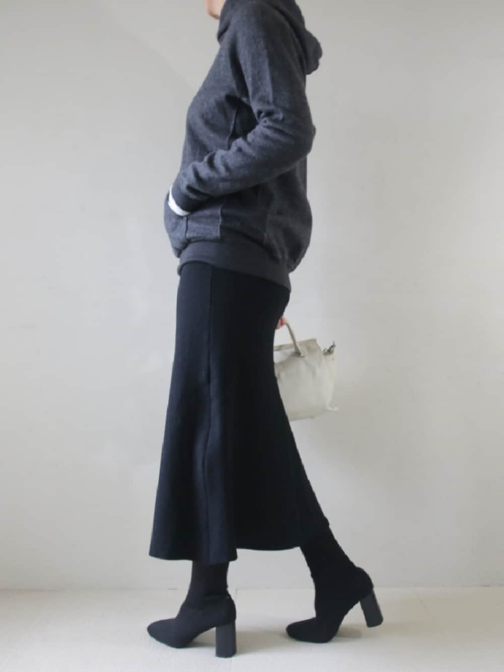 「大人コーデ、スカートコーデ」｜「RAINMAKERのアイテム（パーカー、グレー系）」を使った、kotetuさん（レディース・162cm）の春コーディネートの1枚目の写真