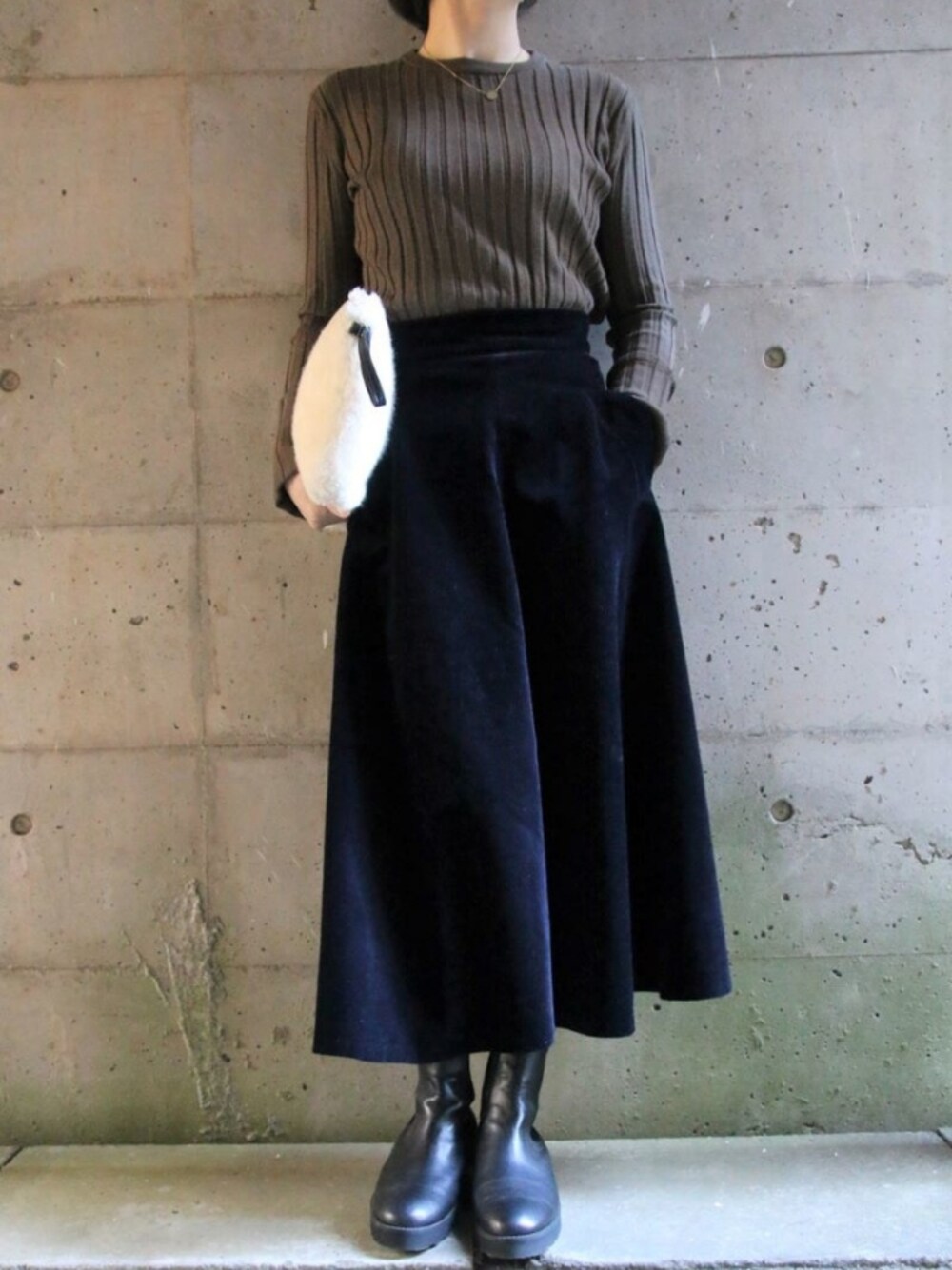 「リブニット、コーデュロイスカート、冬コーデ、ミモレ丈スカート、大人カジュアル、Fitting Log、used、ママコーデ」｜「Mila Owenのアイテム（ニット/セーター、ブラウン系）」を使った、kotetuさん（レディース・162cm）の冬コーディネートの1枚目の写真