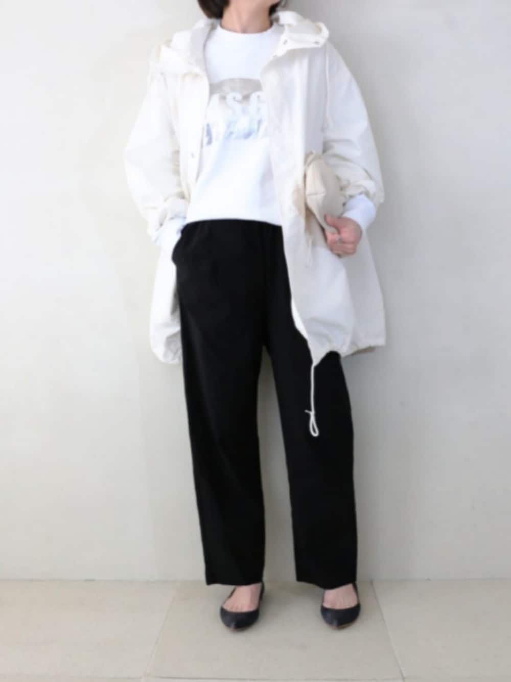 ホワイト系のスウェット、ホワイト系のマウンテンパーカー、ブラック系のパンツを着用したレディースの冬コーディネートの1枚目の写真