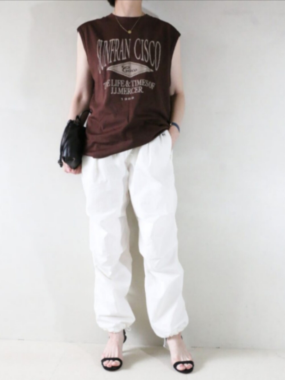 ブラウン系のTシャツ/カットソー、ホワイト系のカーゴパンツを着用したレディースの夏コーディネートの1枚目の写真