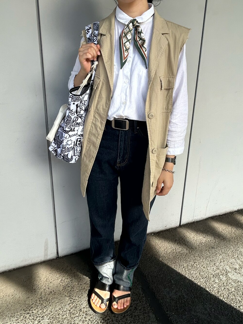 「秋コーデ、デニムパンツ、LIVEコーデ、デニム、LDH」｜「BONLECILLのカラーステッチロールアップハイウエストデニムパンツ（デニムパンツ、ホワイト系）」を使った、ksmさん（レディース・158cm）の秋コーディネートの1枚目の写真