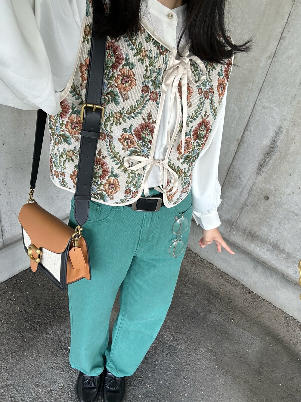 「今日のコーデ、秋、緑パンツ、レトロ、デニム、初秋コーデ、パンツスタイル」｜「COACHのアイテム（ショルダーバッグ、ブラウン系）」を使った、ksmさん（レディース・158cm）の秋コーディネートの1枚目の写真