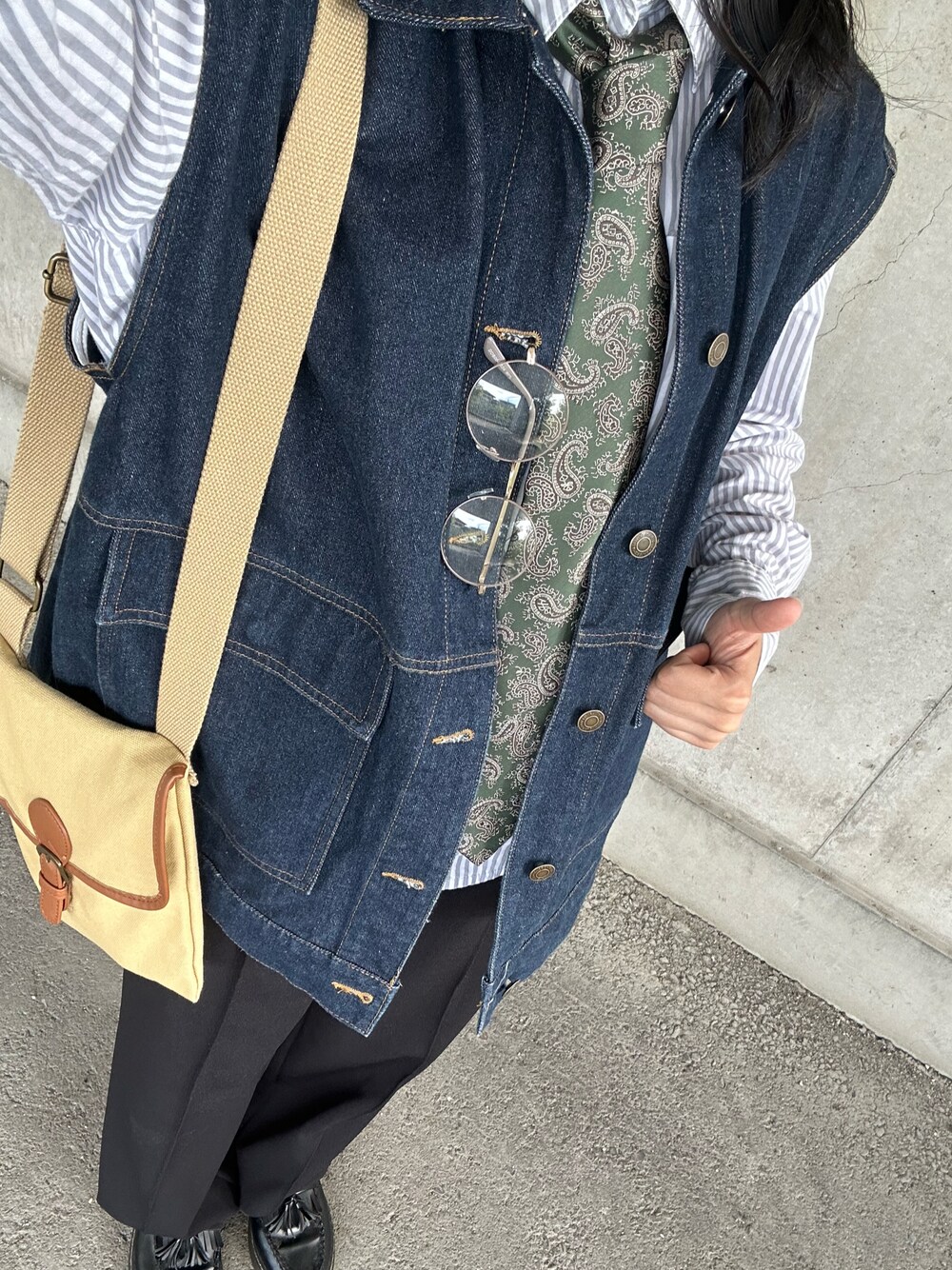 「秋服まるっと大公開、ネクタイコーデ、レトロ、デニムベスト、デニム」｜「INGNIのアイテム（デニムジャケット、ブルー系）」を使った、ksmさん（レディース・158cm）の秋コーディネートの1枚目の写真
