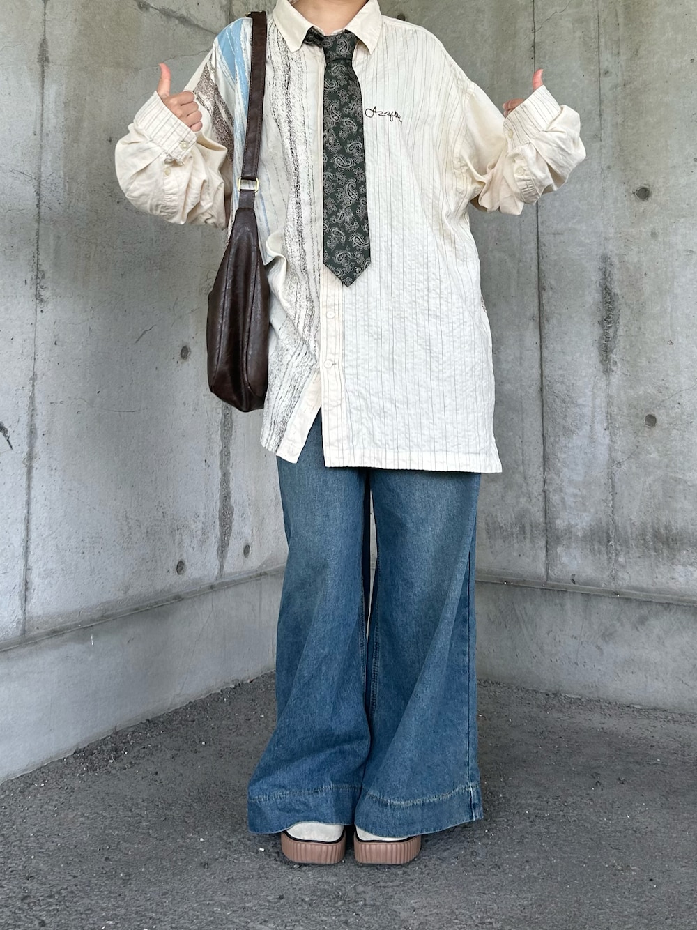 グリーン系のストール/ショールを着用したレディースの夏コーディネートの1枚目の写真