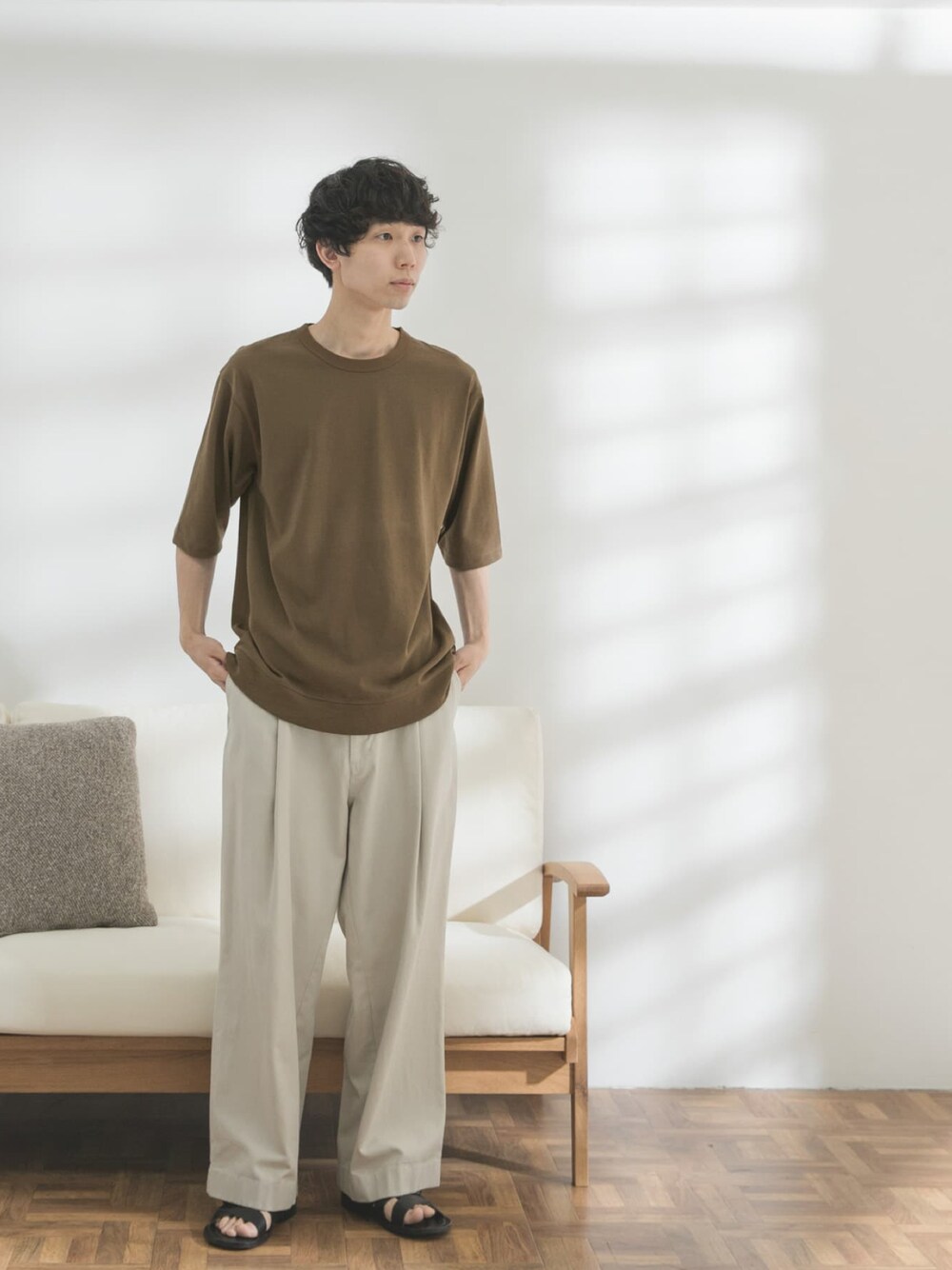 「ビッグシルエット、シンプル、ワントーンコーデ、チノパン、ワイドパンツ、ブラウン、サンダル、FORK&SPOON、夏コーデ、ゆるコーデ」｜「FORK&SPOONのFORK&SPOON　ワンタックチノパンツ（その他パンツ、ホワイト系）」を使った、FORK&SPOON MENSさん（メンズ・176cm）の夏コーディネートの1枚目の写真