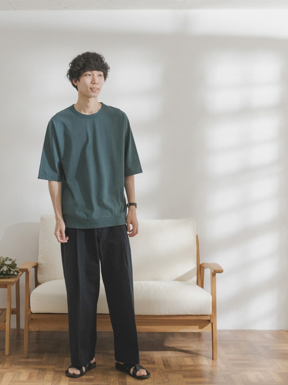 「ビッグシルエット、チノパン、オーバーサイズ、休日スタイル、ワイドパンツ、サンダル、FORK&SPOON、リラックススタイル、夏コーデ、ゆるコーデ」｜「FORK&SPOONのFORK&SPOON　ワンタックチノパンツ（その他パンツ、ブルー系）」を使った、FORK&SPOON MENSさん（メンズ・176cm）の夏コーディネートの1枚目の写真