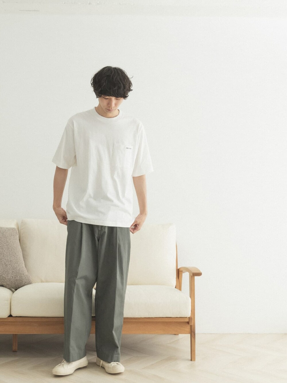 「グリーン、ホワイト、Tシャツ、オーバーサイズ、カーキ、FORK&SPOON、ワンポイント、シンプルコーデ、夏コーデ、ゆるコーデ」｜「FORK&SPOONのFORK&SPOON　オーガニックコットン刺繍ロゴTシャツ（Tシャツ/カットソー、ホワイト系）」を使った、FORK&SPOON MENSさん（メンズ・176cm）の夏コーディネートの1枚目の写真