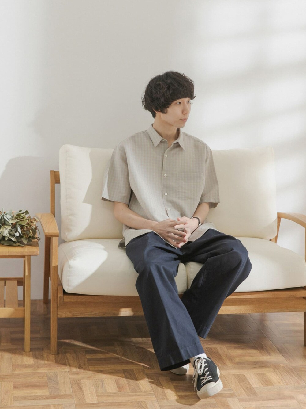 「チェック、チェックシャツ、チノパン、柄シャツ、ネイビー、ワイドパンツ、FORK&SPOON、リラックススタイル、シャツスタイル、ゆるコーデ」｜「FORK&SPOONのFORK&SPOON　コットンリネンボイルショートスリーブシャツ（シャツ/ブラウス、グレー系）」を使った、FORK&SPOON MENSさん（メンズ・176cm）の夏コーディネートの1枚目の写真