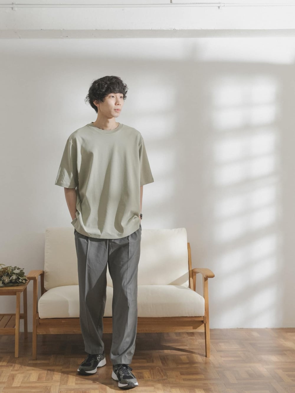 「シンプル、グリーン、グレー、Tシャツ、green、FORK&SPOON、夏コーデ、ゆるコーデ、ラクチンコーデ、グレースラックス」｜「FORK&SPOONのFORK&SPOON　スムースショートスリーブTシャツ（Tシャツ/カットソー、グリーン系）」を使った、FORK&SPOON MENSさん（メンズ・176cm）の夏コーディネートの1枚目の写真