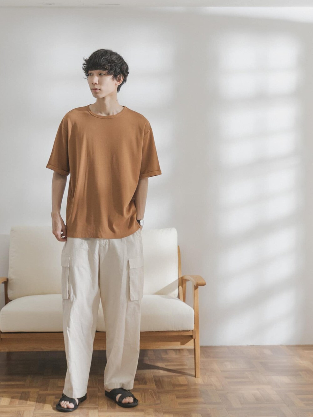 「夏、ナチュラル、カーゴパンツ、休日スタイル、ブラウン、サンダル、FORK&SPOON、白パンツ、夏コーデ、ゆるコーデ」｜「FORK&SPOONのFORK&SPOON　畦リブショートスリーブTシャツ（Tシャツ/カットソー、ブラウン系）」を使った、FORK&SPOON MENSさん（メンズ・176cm）の夏コーディネートの1枚目の写真