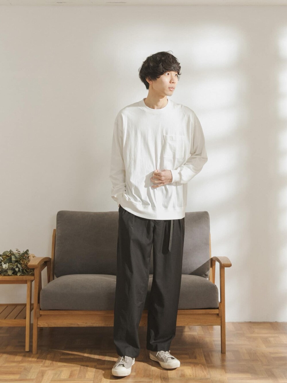 「ビッグシルエット、カジュアル、シンプル、モノトーン、ロンT、オーバーサイズ、FORK&SPOON、バックプリント、ゆるコーデ、Moonstar」｜「FORK&SPOONの【WEB限定】FORK&SPOON　TRタックストレートパンツ（その他パンツ、ブラック系）」を使った、FORK&SPOON MENSさん（メンズ・176cm）の夏コーディネートの1枚目の写真