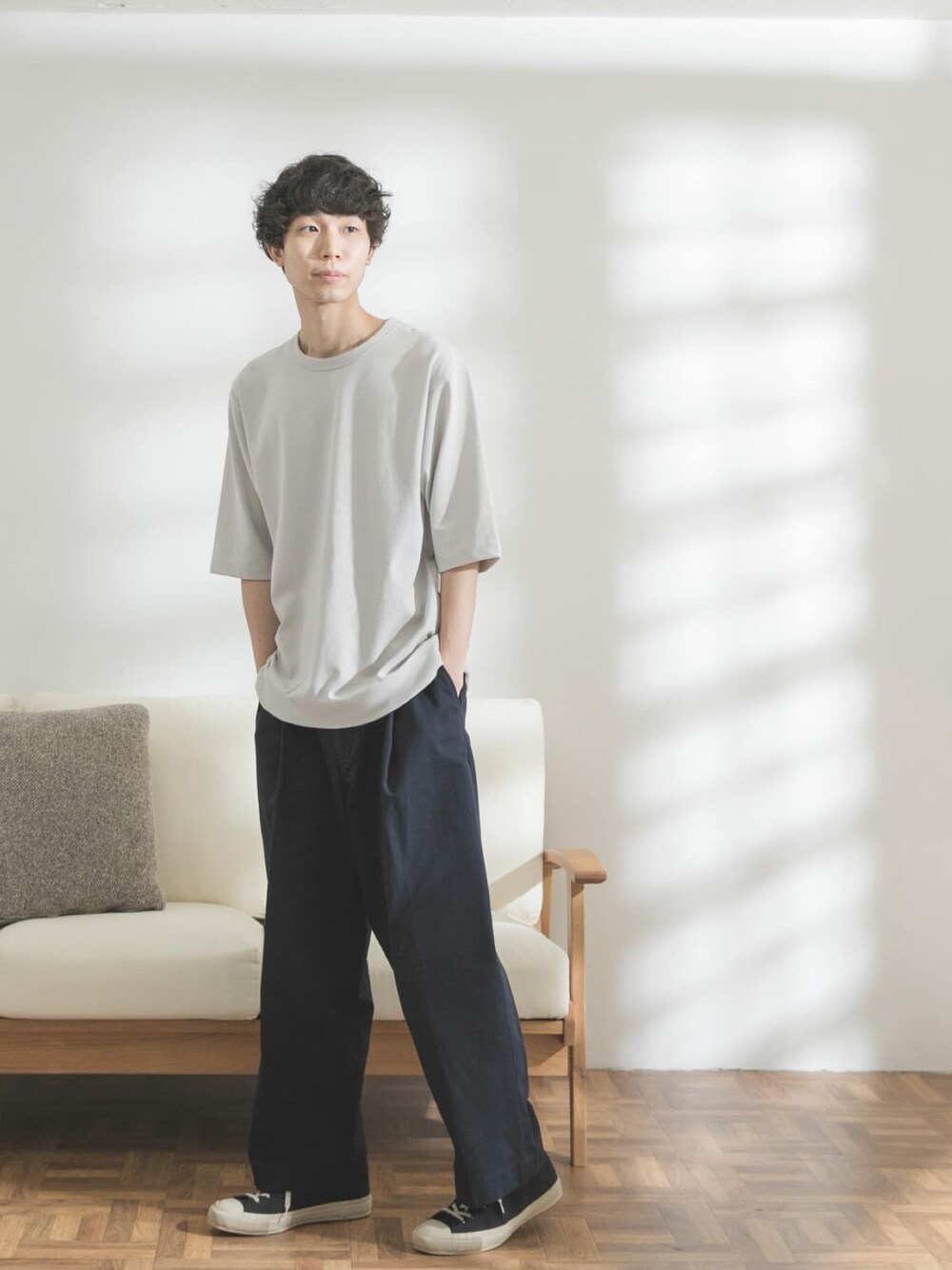 「カジュアル、シンプル、チノパン、Tシャツ、休日スタイル、ワイドパンツ、ラフ、FORK&SPOON、夏コーデ、ゆるコーデ」｜「FORK&SPOONのFORK&SPOON　ワンタックチノパンツ（その他パンツ、ブルー系）」を使った、FORK&SPOON MENSさん（メンズ・176cm）の夏コーディネートの1枚目の写真