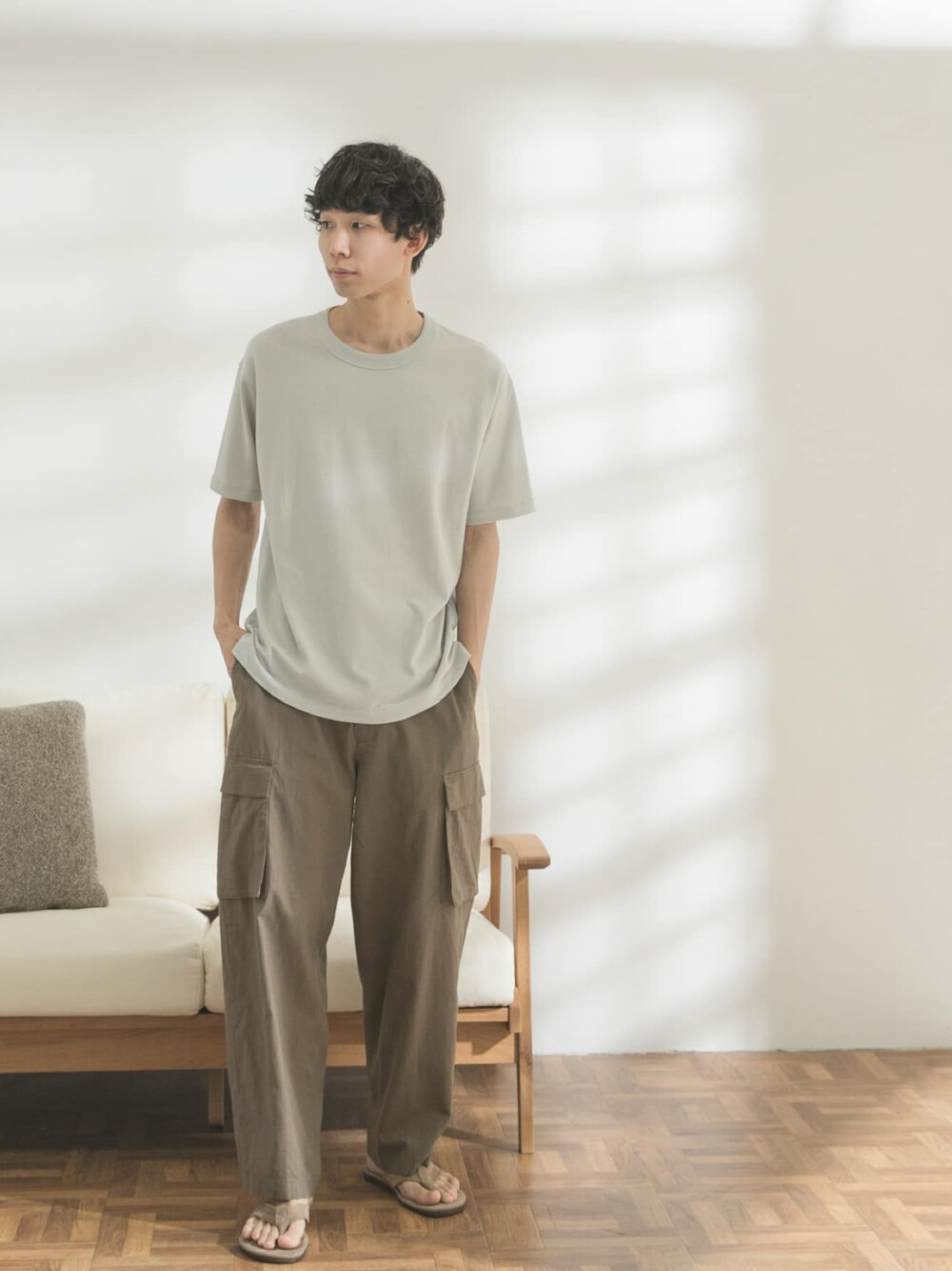 「カジュアル、カーゴパンツ、休日スタイル、サンダル、リネン、FORK&SPOON、リラックススタイル、シンプルコーデ、夏コーデ、ゆるコーデ」｜「FORK&SPOONのFORK&SPOON　コットンリネンTシャツ（Tシャツ/カットソー、グレー系）」を使った、FORK&SPOON MENSさん（メンズ・176cm）の夏コーディネートの1枚目の写真