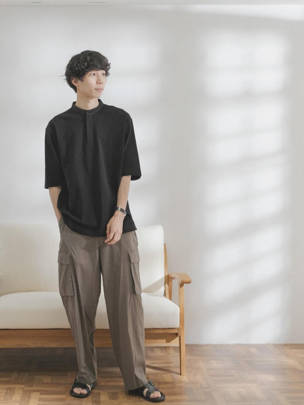 「カーゴパンツ、リネン、カーキ、ブラック、バンドカラーシャツ、ゆるコーデ、FORK&SPOON、夏コーデ、休日スタイル、サンダル」｜「FORK&SPOONのFORK&SPOON　ヘンプコットンカーゴパンツ（カーゴパンツ、グリーン系）」を使った、FORK&SPOON MENSさん（メンズ・176cm）の夏コーディネートの1枚目の写真