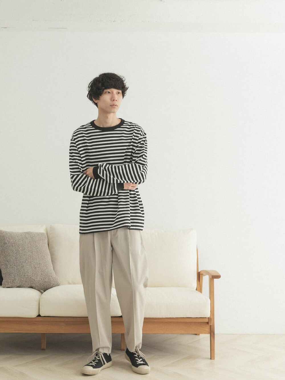 「ボーダー、ボーダートップス、FORK&SPOON、ゆるコーデ、ビッグシルエット、Tシャツ、ロンT、オーバーサイズ、Moonstar、ベージュ」｜「MoonStarの【別注】MOONSTAR×FORK&SPOON　LOWBASKET（スニーカー、ブラック系）」を使った、FORK&SPOON MENSさん（メンズ・176cm）の夏コーディネートの1枚目の写真