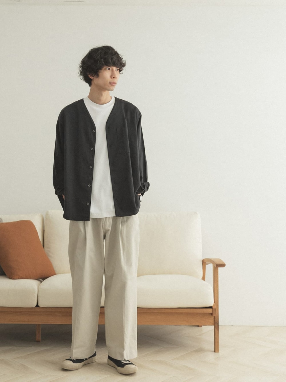 「ビッグシルエット、チノパン、オーバーサイズ、ワイドパンツ、白パンツ、シンプルコーデ、シャツスタイル、夏コーデ、ゆるコーデ、Moonstar」｜「FORK&SPOONのFORK&SPOON　ワンタックチノパンツ（その他パンツ、ホワイト系）」を使った、FORK&SPOON MENSさん（メンズ・176cm）の夏コーディネートの1枚目の写真