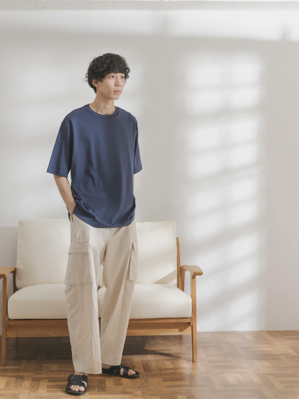 「カーゴパンツ、白パンツ、Tシャツ、ネイビー、サンダル、シンプルコーデ、ゆるコーデ、カジュアル、FORK&SPOON、休日スタイル」｜「FORK&SPOONのFORK&SPOON　ヘンプコットンカーゴパンツ（カーゴパンツ、ホワイト系）」を使った、FORK&SPOON MENSさん（メンズ・176cm）の夏コーディネートの1枚目の写真