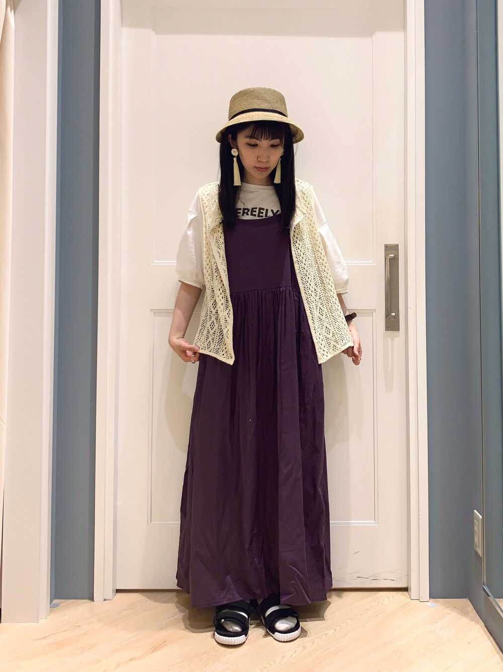 パープル系のワンピース、ホワイト系のTシャツ/カットソー、ベージュ系のハットを着用したレディースの夏コーディネートの1枚目の写真