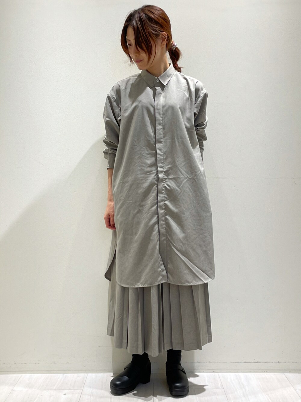 「セットアップ、ワントーンコーデ、秋のコーデ、大人カジュアル、プリーツスカート、ロングワンピース、Samansa Mos2、オトナ女子、rhythm、sm2rhythm」｜「sm2rhythmのロングシャツワンピース（シャツワンピース、ベージュ系）」を使った、キノシタさん（レディース・158cm）の秋コーディネートの1枚目の写真