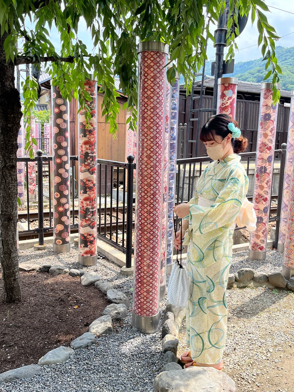 グリーン系の浴衣を着用したレディースの夏コーディネートの1枚目の写真