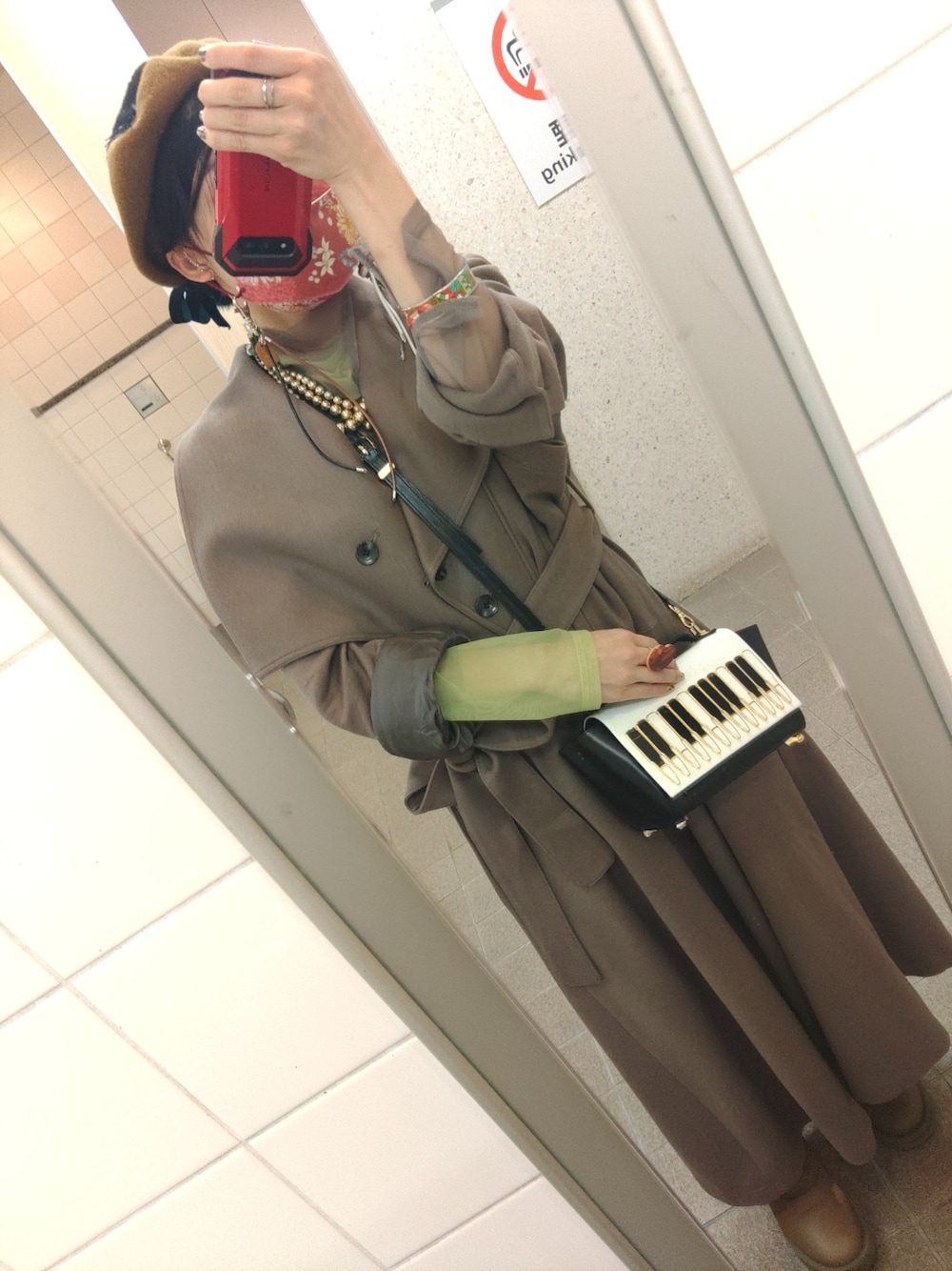 「休日スタイル、大人ガーリー、おめかしコーデ、おでかけ、コンサート、遠征、ベージュ、アースカラー、ワンピース、ベレー帽、冬コーデ、セールで買いました、AKIRA NAKA」｜「TOGA PULLAの【TOGA PULLA(トーガプルラ)】TOGA×SUICOKE BEE SP　/ショートブーツ　TC02-AJ501（ブーツ、ブラック系）」を使った、しーばいあろえさん（骨格ウェーブ・レディース・157cm）の春コーディネートの1枚目の写真