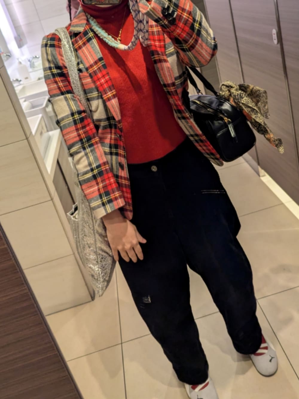 ブルー系のパンツ、グレー系のその他シューズ、レッド系のテーラードジャケットを着用したレディースの秋コーディネートの1枚目の写真