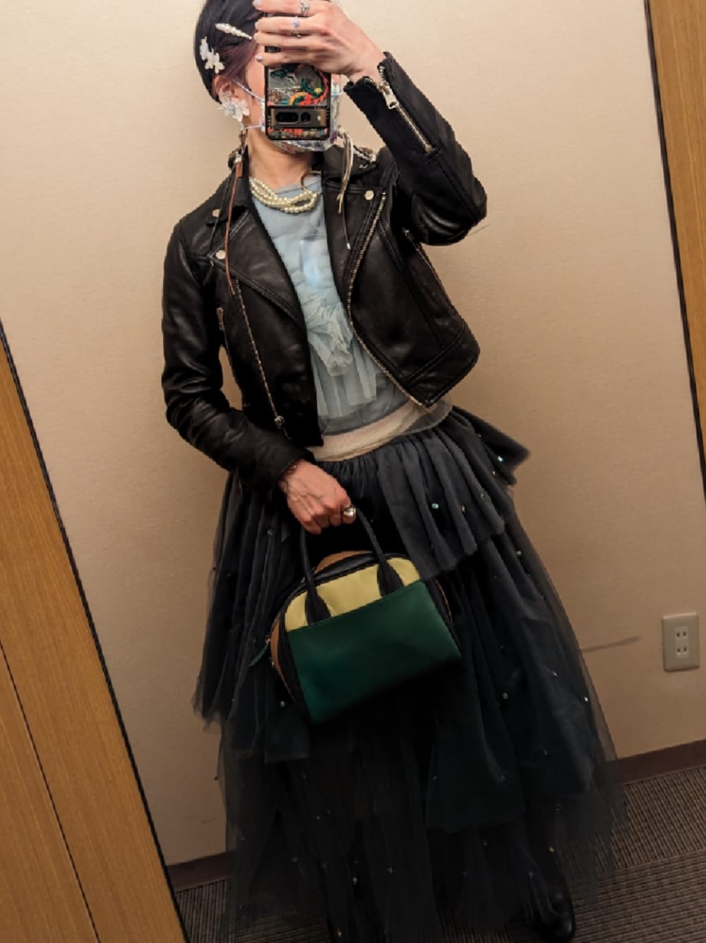 「春ファッション、休日スタイル、甘辛mix、大人ガーリー、水色、ライダースジャケット、チュールスカート、観劇スタイル、ライブTシャツ、ライブ、推し活、おめかしコーデ、30代コーデ、紫陽花」｜「ALLSAINTSのRIFT LEATHER BIKER JACKET | RIFT レザー バイカー ジャケット（ライダースジャケット、ブラック系）」を使った、しーばいあろえさん（骨格ウェーブ・レディース・157cm）の春コーディネートの1枚目の写真