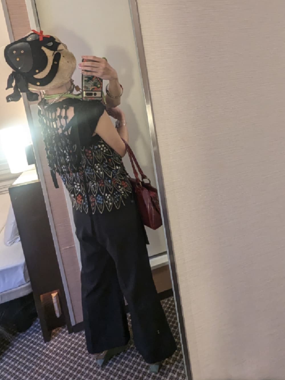 「夏、お出かけコーデ、大人ガーリー、パンツコーデ、レイヤードスタイル、ベレー帽、パンツスタイル、おめかしコーデ、観劇スタイル、休日スタイル、ネコ」｜「Anmiccoのアイテム（ハンドバッグ、レッド系）」を使った、しーばいあろえさん（骨格ウェーブ・レディース・157cm）の夏コーディネートの1枚目の写真
