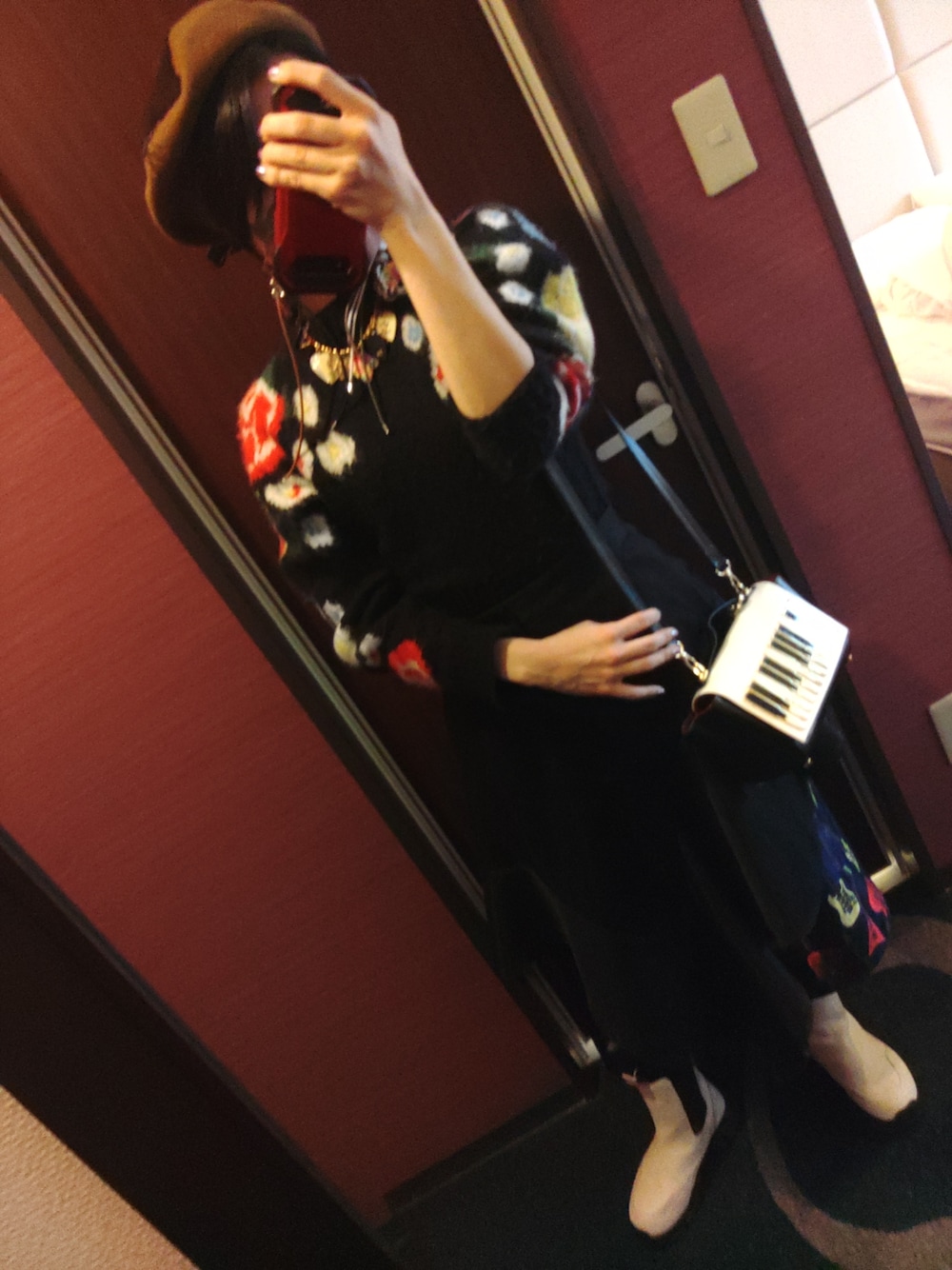 「休日コーデ、冬コーデ、大人ガーリー、ベレー帽、スカート、おでかけ、おめかしコーデ、アシンメトリー、黒、白ブーツ、SHAKA、ブーツ、甘辛mix、Lily Brown」｜「me+em selectのフラワージャガードショートモヘアニットプルオーバー（ニット/セーター、ブラック系）」を使った、しーばいあろえさん（骨格ウェーブ・レディース・157cm）の冬コーディネートの1枚目の写真