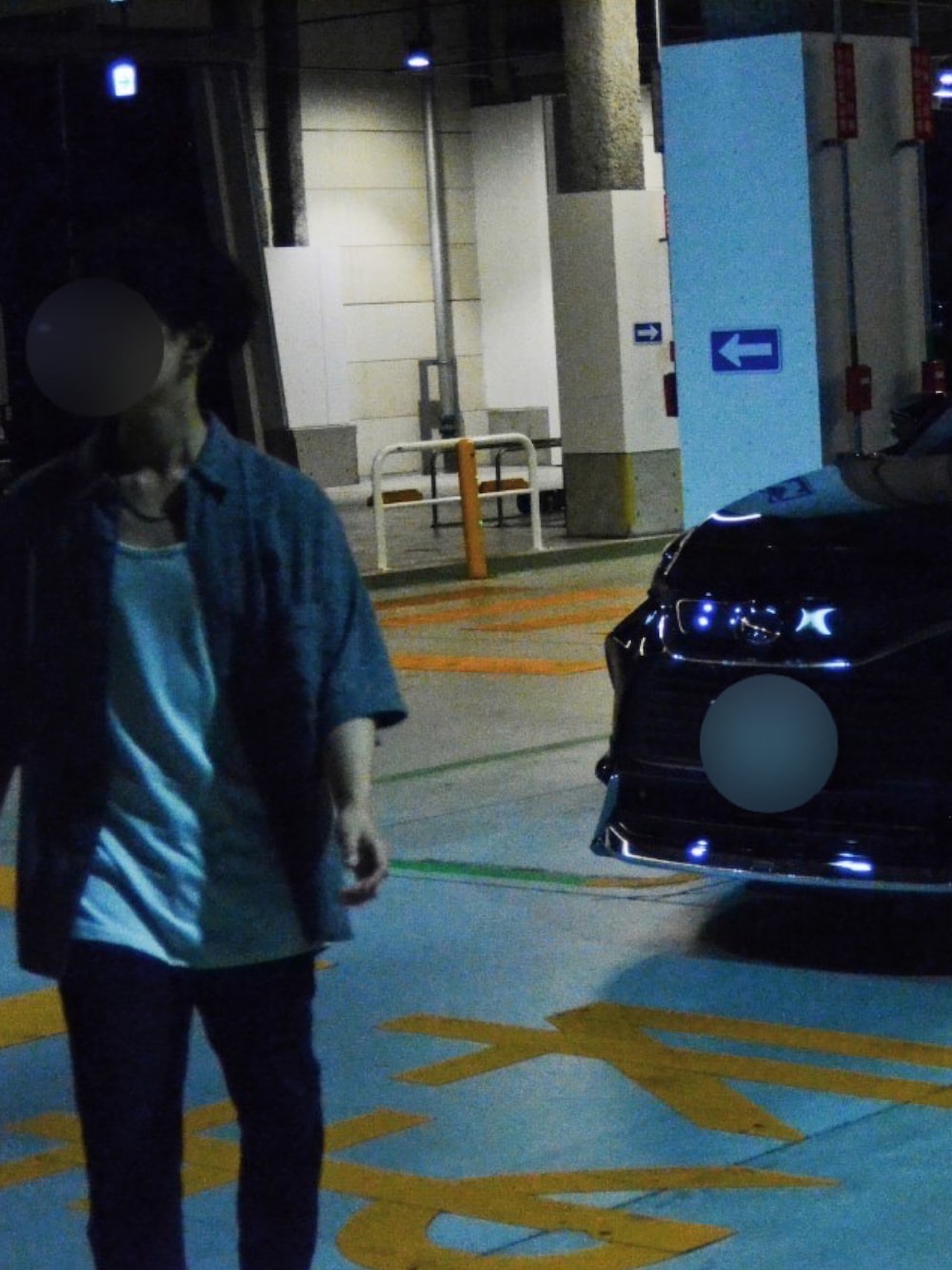 「休日スタイル、おしゃれさんと繋がりたい、オトナカジュアル、今日のコーデ、秋冬コーデ、スニーカー、レイヤードスタイル、モノトーン、スキニーデニム、LIDnM、WYM、ネックレス」｜「WYM LIDNMの【WYM LIDNM】EMBROIDERY SHEER SHIRT（シャツ/ブラウス、ベージュ系）」を使った、tomoさん（メンズ・173cm）の秋コーディネートの1枚目の写真