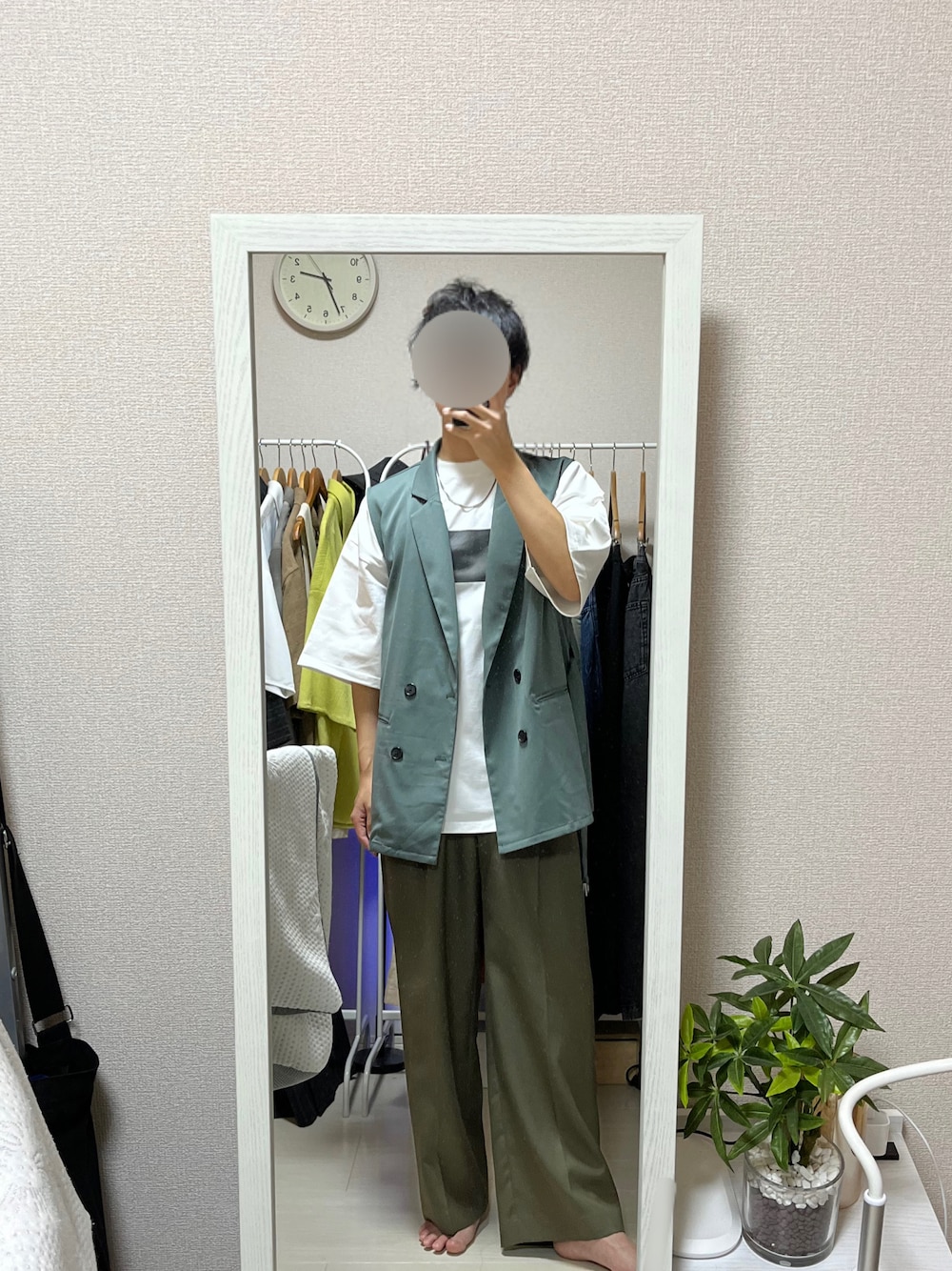 「大人カジュアル、おしゃれさんと繋がりたい、きれいめカジュアル、夏だ！Tシャツ着よう！、プリントT、カジュアル、スラックス、カーキ、selleglant、WYM、LIDnM、夏コーデ、remer、グラフィックＴ、ジレ」｜「WYM LIDNMのCOMBINATION CHAIN NECKLACE（ネックレス、シルバー系）」を使った、tomoさん（メンズ・173cm）の夏コーディネートの1枚目の写真