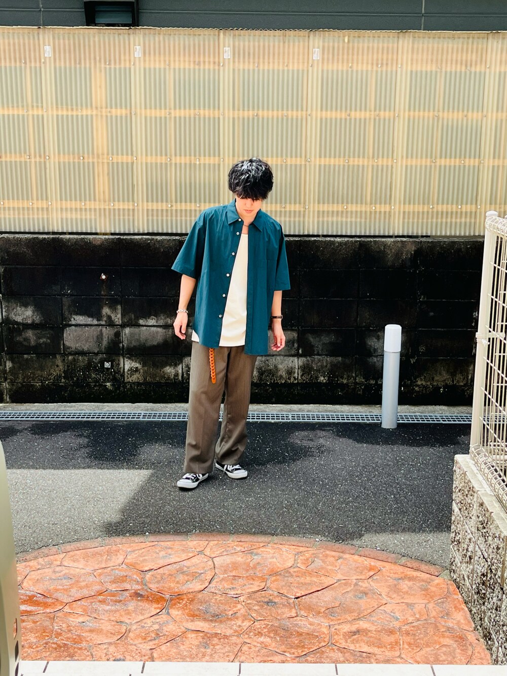 「アツいコーデ全部見せ、メンズコーデ、オーバーサイズ、おしゃれさんと繋がりたい、シンプルコーデ、ワイドパンツ、スラックス、シャツスタイル、レイヤードスタイル、ベルト、WYM、LIDnM、スニーカーコーデ、タンクトップ」｜「WYM LIDNMのCOMBINATION CHAIN NECKLACE（ネックレス、シルバー系）」を使った、tomoさん（メンズ・173cm）の夏コーディネートの1枚目の写真