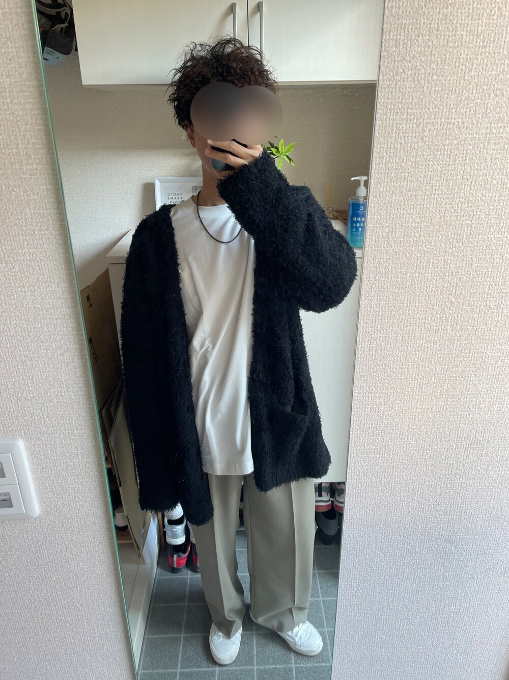 「秋ルック紹介するよ、秋服、カジュアルコーデ、シンプル、お洒落さんとつながりたい、ラフコーデ、いいね、save、フォローお願いします🤑、スニーカー、休日スタイル、カーディガン、大人カジュアル、スラックス、LIDnM、モノトーンコーデ、差し色」｜「LIDNMのFEATHER YARN LOOSE CARDIGAN（カーディガン/ボレロ、グレー系）」を使った、tomoさん（メンズ・173cm）の秋コーディネートの1枚目の写真