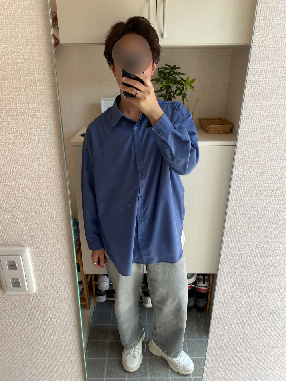 「カジュアル、春コーデ、シンプル、おしゃれさんと繋がりたい、オーバーサイズ、今日のコーデ、シャツコーデ、シャツスタイル、デニムパンツ、青、ブルー、グレー、レディースアイテム」｜「LIDNMのCOMBINATION CHAIN NECKLACE（ネックレス、シルバー系）」を使った、tomoさん（メンズ・173cm）の春コーディネートの1枚目の写真
