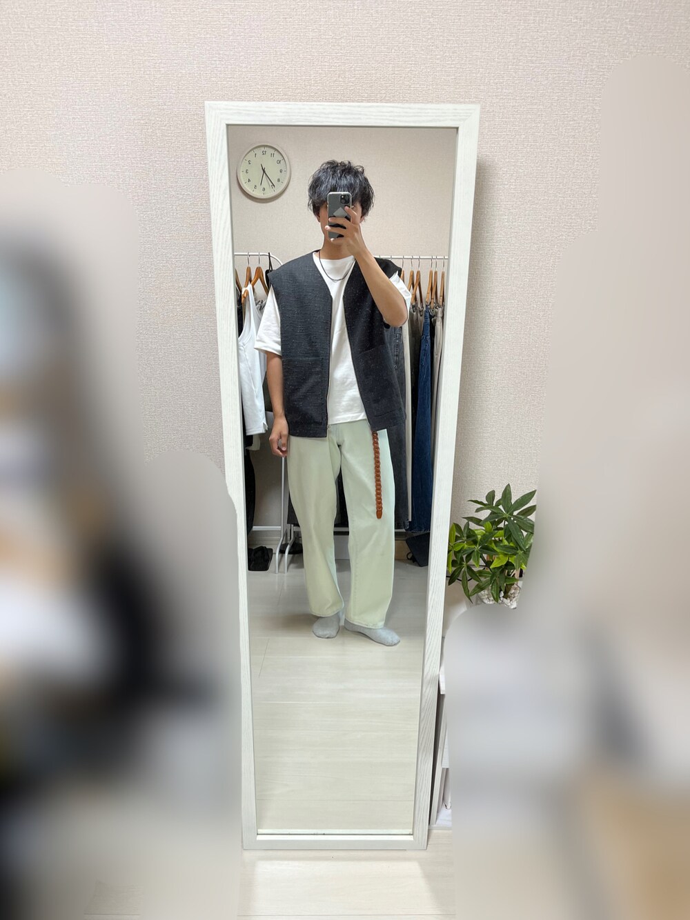 「アツいコーデ全部見せ、夏コーデ、休日コーデ、シンプルコーデ、Tシャツ、ベスト、LIDnM、WYM、オトナカジュアル、おしゃれさんと繋がりたい、モノトーン、夏だ！Tシャツ着よう！、シャツスタイル、レイヤードスタイル、Llife」｜「LIDNMのCOMBINATION CHAIN NECKLACE（ネックレス、シルバー系）」を使った、tomoさん（メンズ・173cm）の夏コーディネートの1枚目の写真