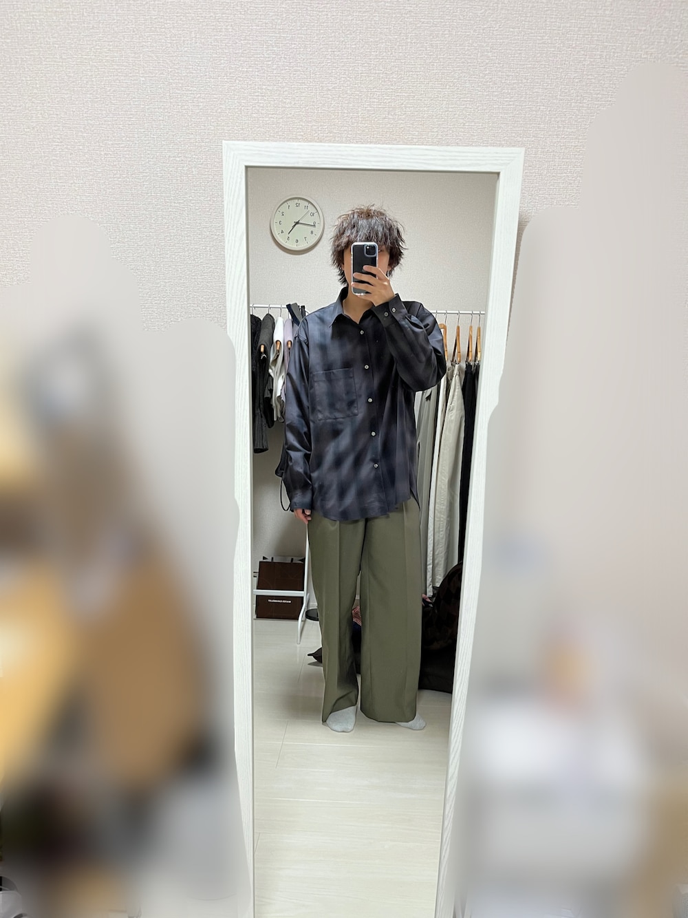 「ほめられ本命コーデ、休日スタイル、大人カジュアル、メンズファッション、カジュアルコーデ、シンプル、大人コーデ、おしゃれさんと繋がりたい、シンプルコーデ、カジュアル、WYM、LIDnM、スラックス、カーキ」｜「WYM LIDNMのOMBRE CHECK LOOSE SHIRT（シャツ/ブラウス、グレー系）」を使った、tomoさん（メンズ・173cm）の冬コーディネートの1枚目の写真