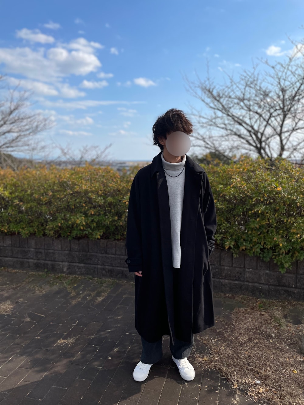 「服とコスメでなりたい自分に、クリスマスに着たい服、秋冬コーデ、オトナカジュアル、オーバーサイズ、おしゃれさんと繋がりたい、冬コーデ、休日スタイル、大人コーデ、LIDnM、WYM、remer、モノトーンコーデ、モノトーン、タートルネック」｜「LIDNMのCOMBINATION CHAIN NECKLACE（ネックレス、シルバー系）」を使った、tomoさん（メンズ・173cm）の冬コーディネートの1枚目の写真