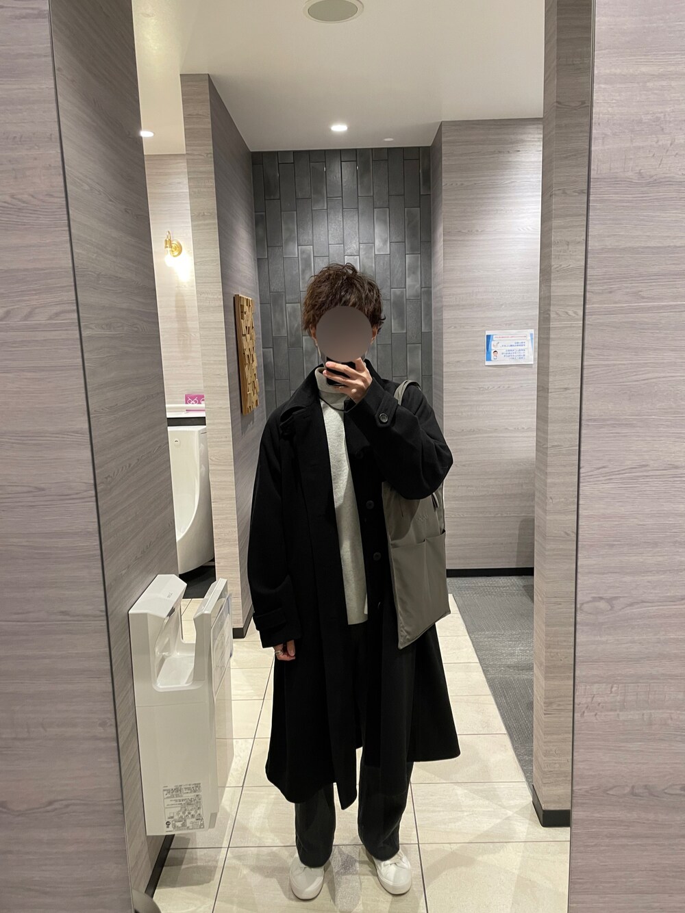 「クリスマスに着たい服、服とコスメでなりたい自分に、オトナカジュアル、秋冬コーデ、スニーカーコーデ、ロングコート、オーバーサイズ、タートルネック、大人コーデ、モノトーン、おしゃれさんと繋がりたい、ステンカラーコート、remer、WYM、LIDnM」｜「LIDNMのCOMBINATION CHAIN NECKLACE（ネックレス、シルバー系）」を使った、tomoさん（メンズ・173cm）の冬コーディネートの1枚目の写真