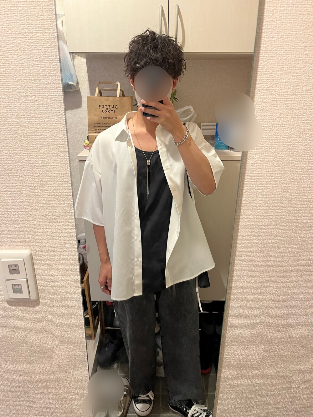 「カジュアルコーデ、シンプルコーデ、モノトーン、おしゃれさんと繋がりたい、大人カジュアル、きれいめカジュアル、レイヤードスタイル、WYM、LIDnM、selleglant、ループタイ、アクセサリー、シャツスタイル、デニム、黒」｜「weliseの【welise/ウェライズ】メタルループタイ（ネックレス、シルバー系）」を使った、tomoさん（メンズ・173cm）の春コーディネートの1枚目の写真