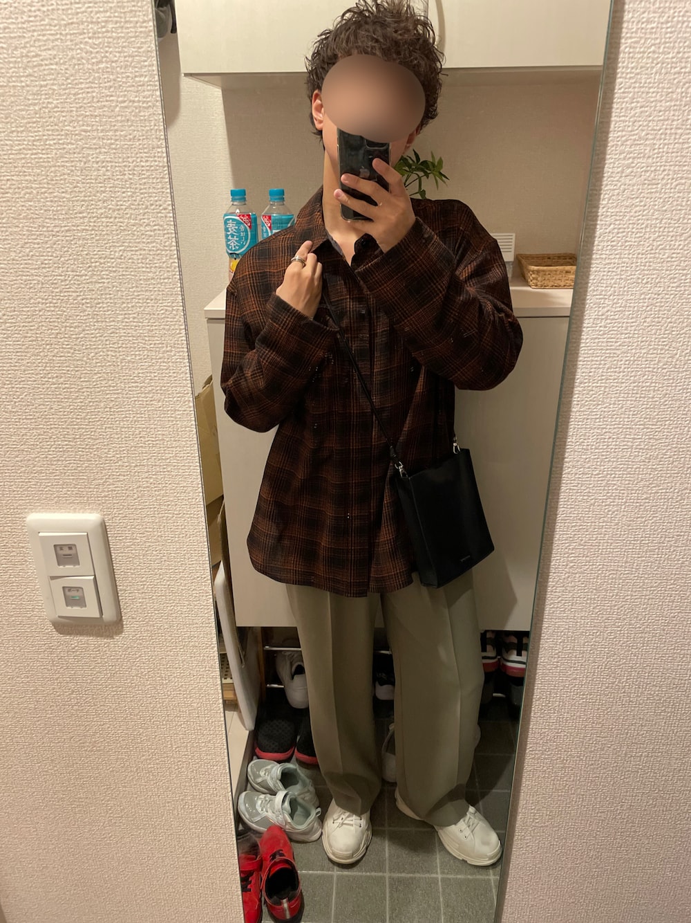 「秋のコーデ、お洒落さんとつながりたい、秋服、シンプル、休日スタイル、大人カジュアル、ワイドパンツ、カジュアル、シンプルコーデ、チェックシャツ、オレンジ、LIDnM、ヴィンテージ、秋コーデ、チェック」｜「LIDNMのCOMBINATION CHAIN NECKLACE（ネックレス、シルバー系）」を使った、tomoさん（メンズ・173cm）の秋コーディネートの1枚目の写真