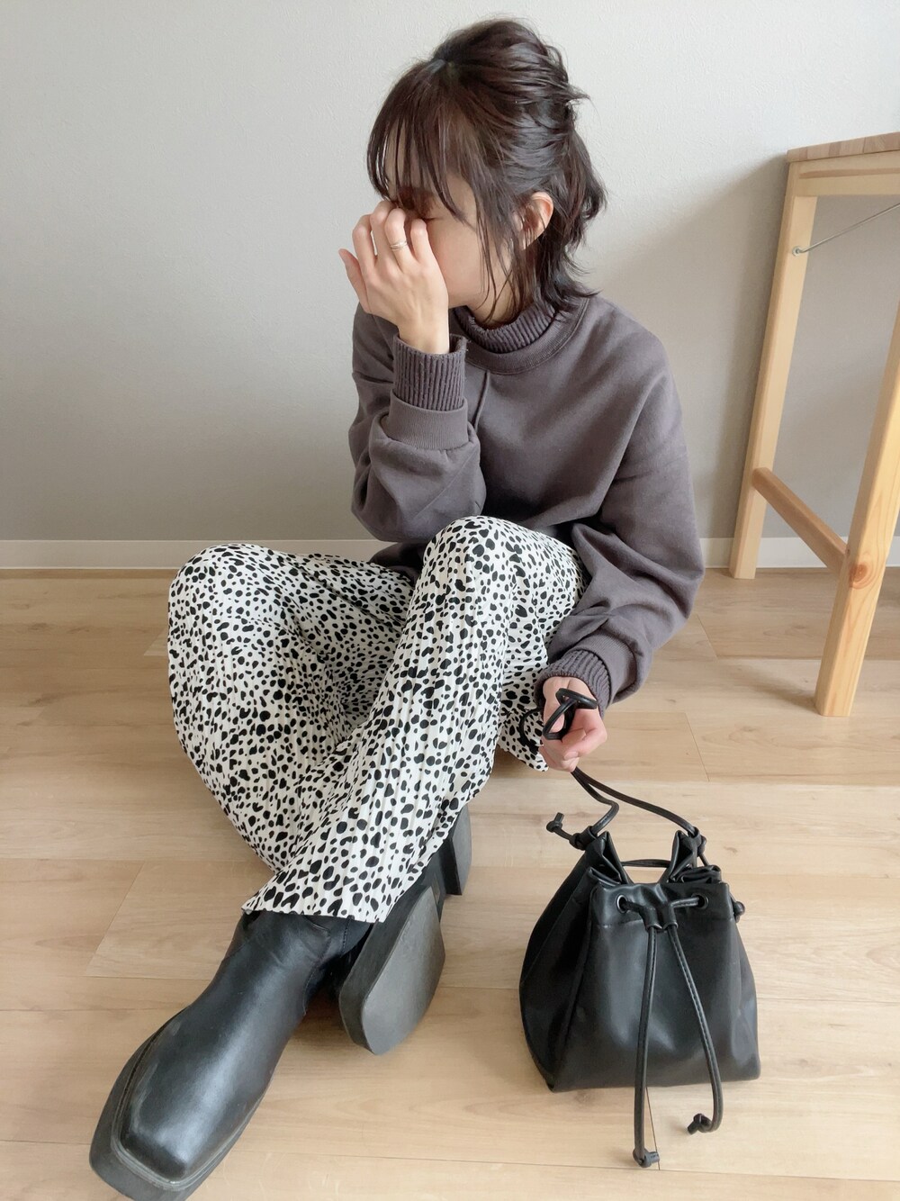 ホワイト系のその他パンツ、ブラウン系のスウェット、ブラック系のブーツを着用したレディースの冬コーディネートの1枚目の写真