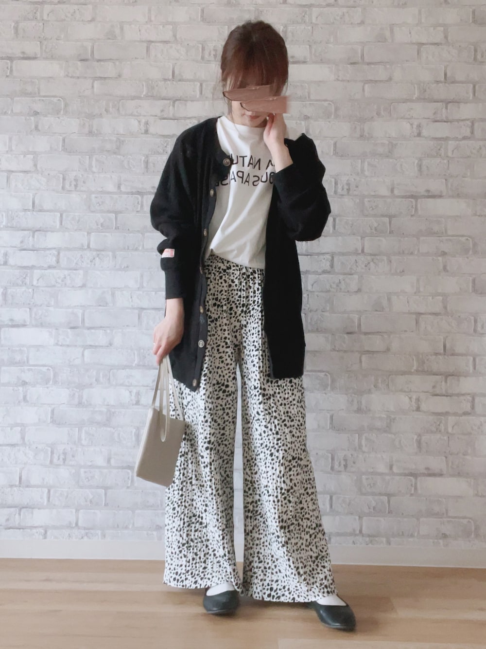 ブラック系のカーディガン/ボレロ、ホワイト系のTシャツ/カットソー、ホワイト系のその他パンツを着用したレディースの春コーディネートの1枚目の写真