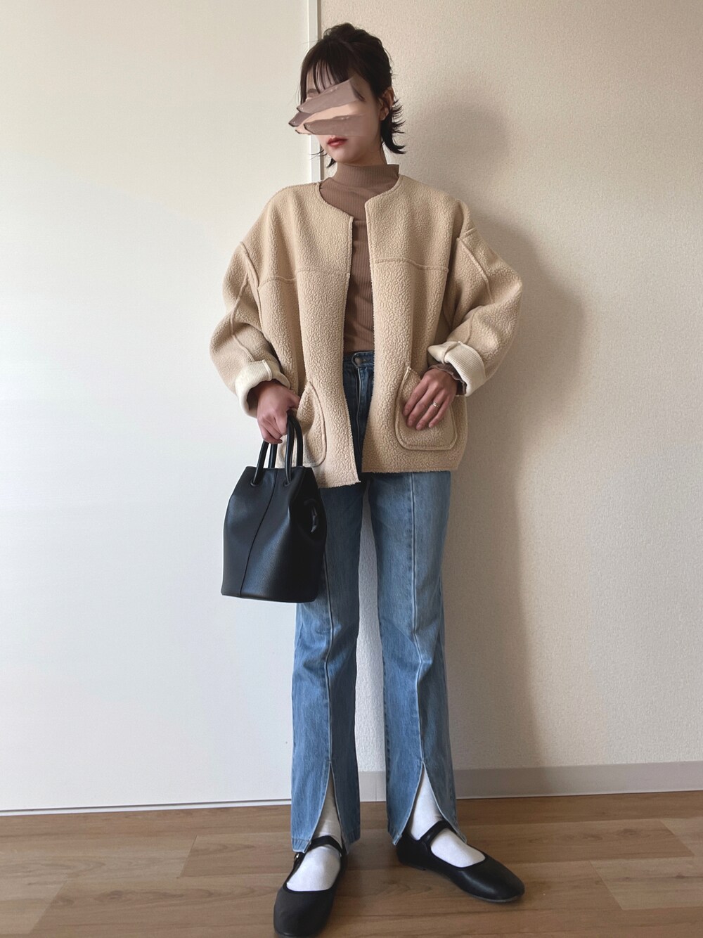 ブルー系のデニムパンツ、ホワイト系のノーカラーコート、ブラック系のバレエシューズを着用したレディースの冬コーディネートの1枚目の写真