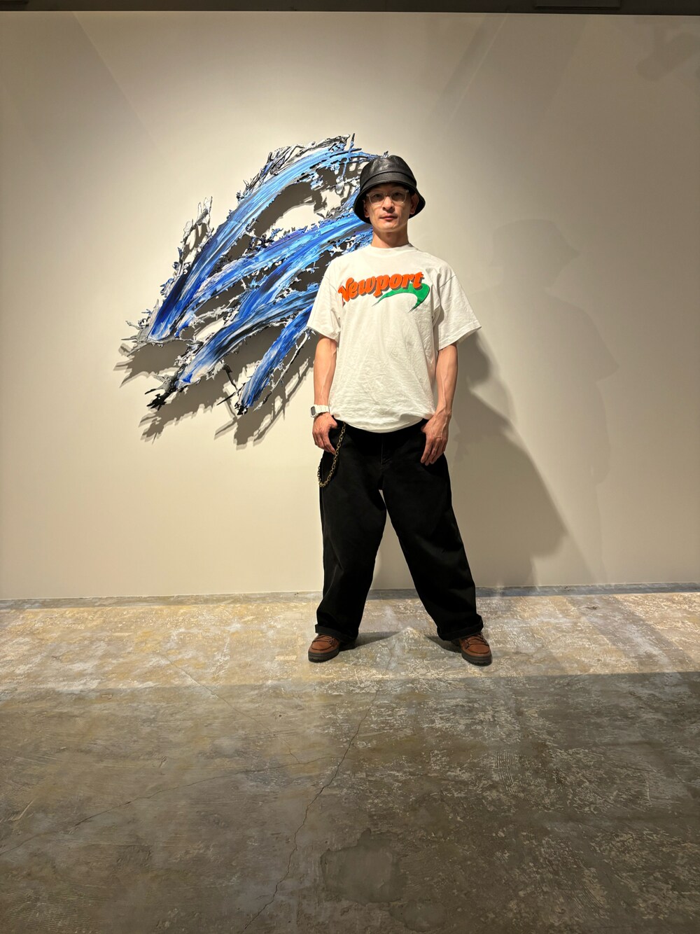 ブラック系のデニムパンツを着用したメンズの夏コーディネートの1枚目の写真