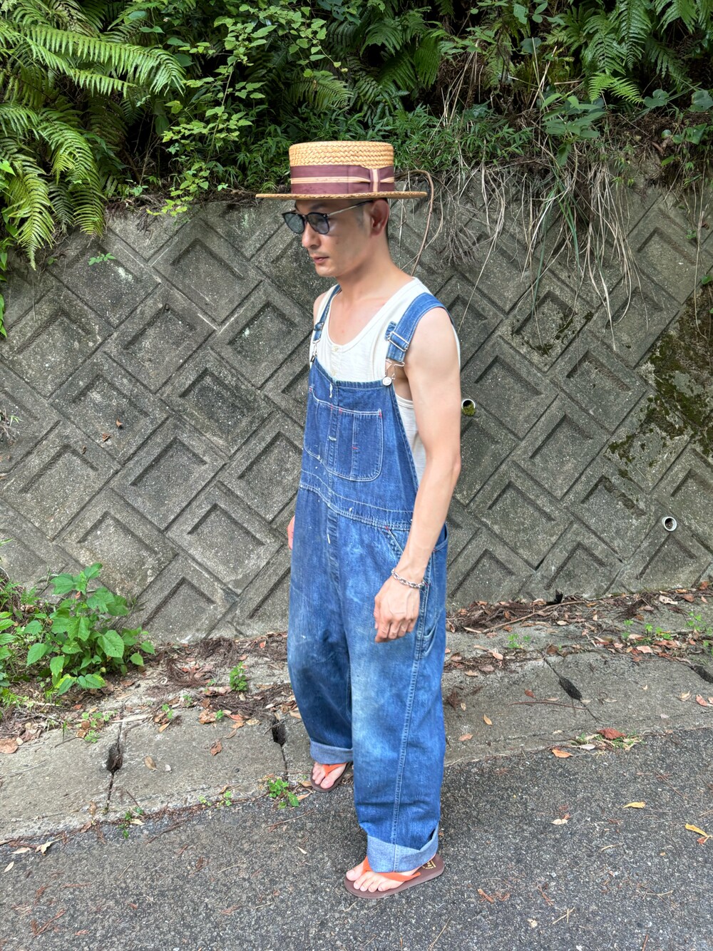 オレンジ系のサンダルを着用したメンズの夏コーディネートの1枚目の写真