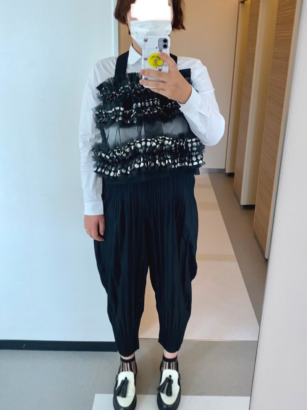 「パンツスタイル、シンプルコーデ、オトナ女子、オトナカジュアル、モノトーン、ママコーデ、ワントーンコーデ、シャツ、ママファッション」｜「Dr. Martensのアイテム（シューズ、ブラック系）」を使った、ladybugさん（レディース・170cm）の夏コーディネートの1枚目の写真