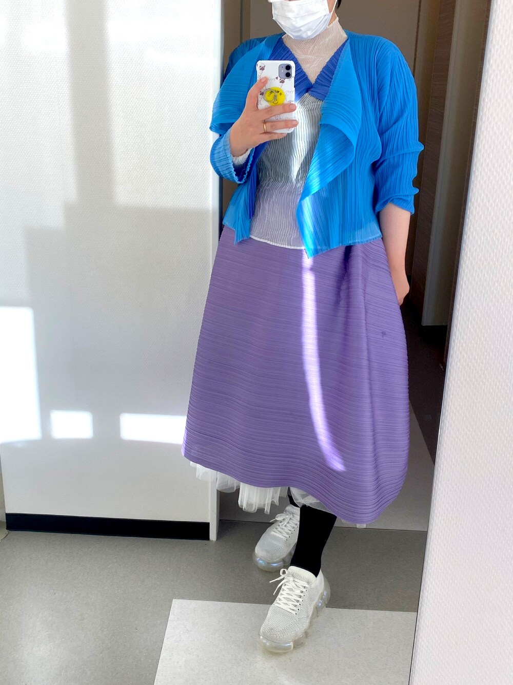 「大人カジュアル、春コーデ、おしゃれさんと繋がりたい、ホワイト、着回しコーデ、ママコーデ、ママファッション」｜「PLEATS PLEASEのアイテム（カーディガン/ボレロ、ブルー系）」を使った、ladybugさん（レディース・170cm）の冬コーディネートの1枚目の写真