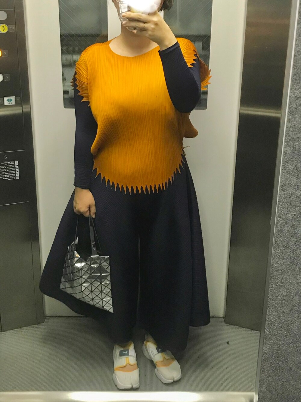 「大人カジュアル、おしゃれさんと繋がりたい、スニーカーコーデ、アクアリフト、ママコーデ、オレンジ、ママファッション、オトナ女子」｜「BAO BAO ISSEY MIYAKEのアイテム（バッグ、シルバー系）」を使った、ladybugさん（レディース・170cm）の夏コーディネートの1枚目の写真