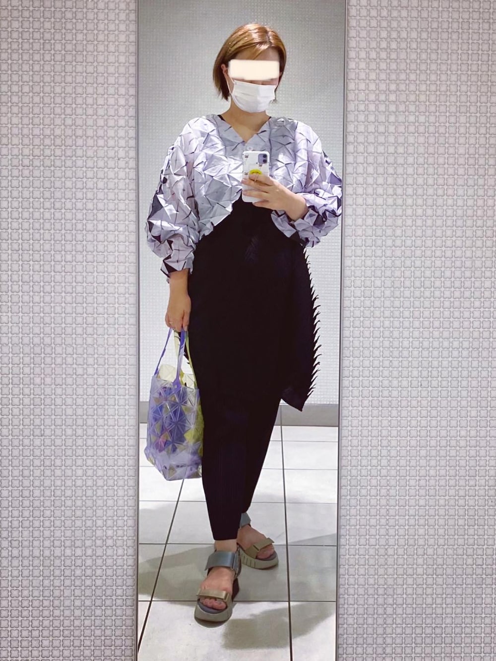 「シンプル、大人コーデ、大人カジュアル、おしゃれさんと繋がりたい、ブラックコーデ、サンダルコーデ、ママファッション、ワンピース、ママコーデ、シンプルコーデ」｜「ISSEY MIYAKEのアイテム（ジャケット/アウター、シルバー系）」を使った、ladybugさん（レディース・170cm）の夏コーディネートの1枚目の写真