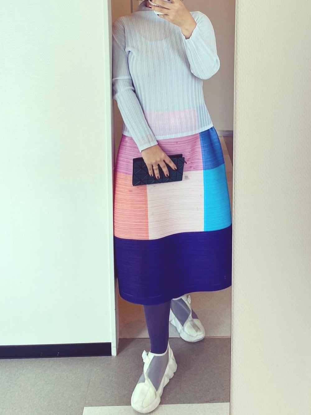 「秋コーデ、オトナ女子、カジュアルコーデ、ootd、スニーカー、ママコーデ、ママファッション、プリーツスカート、カラフル、キレイめ、淡色女子」｜「PLEATS PLEASEのアイテム（トップス、シルバー系）」を使った、ladybugさん（レディース・170cm）の秋コーディネートの1枚目の写真